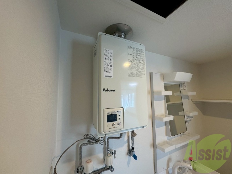 その他設備　給湯器は簡単操作で温度調整ができますよ。