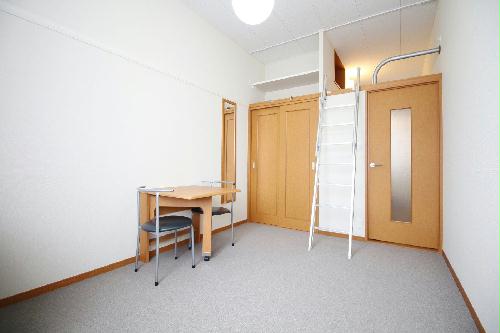 居室・リビング　レオパレスの定番・ロフト付きで収納もたくさん♪