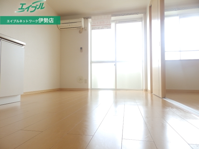 居室・リビング　同物件別部屋のお写真です。