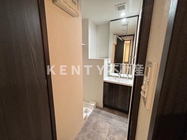 洗面設備　独立洗面台、朝の身支度には欠かせません