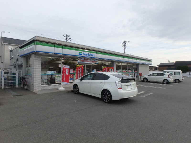 コンビニ　ファミリーマート松阪宝塚町店（コンビニ）まで379m