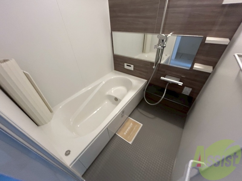 バス・シャワールーム　足を延ばしてくつろげそうな浴槽です。清潔感もばっちりです。