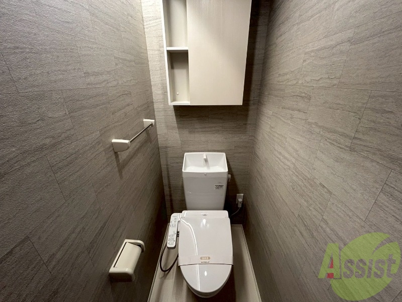 トイレ　温水洗浄便座です。清潔感、広さともに問題無しです。