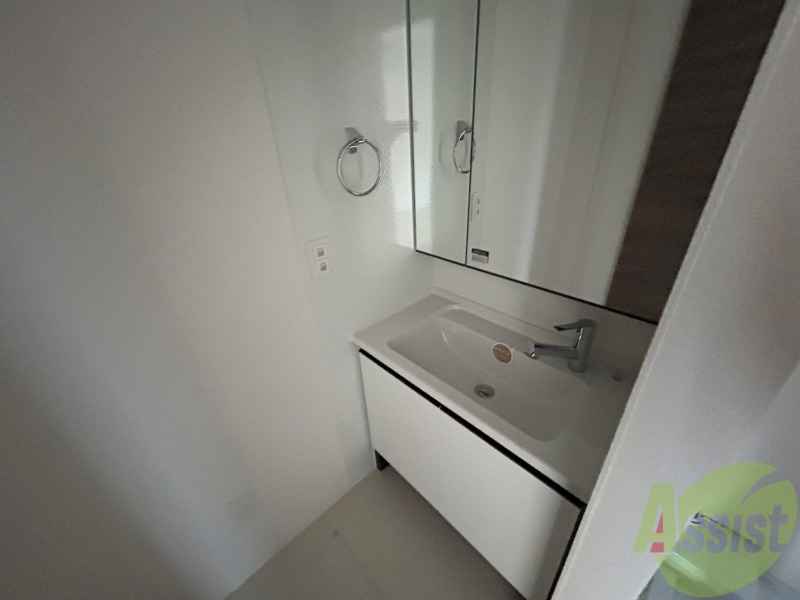 洗面設備　収納充実で広さもあり、鏡も大きく使いやすそうな洗面台です。