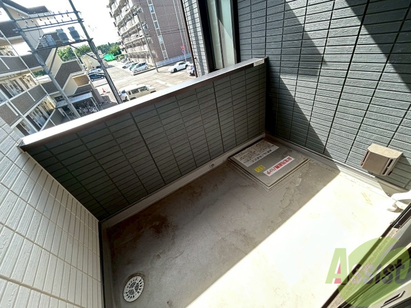 バルコニー　広めのバルコニーです。晴れた日は沢山洗濯物を干せそうです。