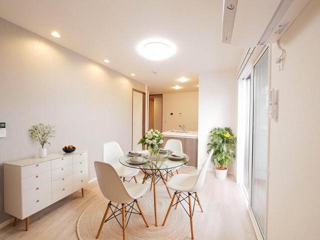 居室・リビング　CGで家具等を配置したもので家具等は含まれません