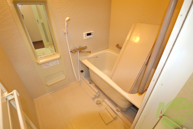 バス・シャワールーム　清潔感ある鏡付きバスルーム！