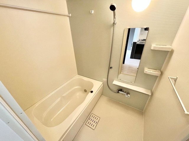 バス・シャワールーム　追い焚き・浴室乾燥機付きのお風呂です♪