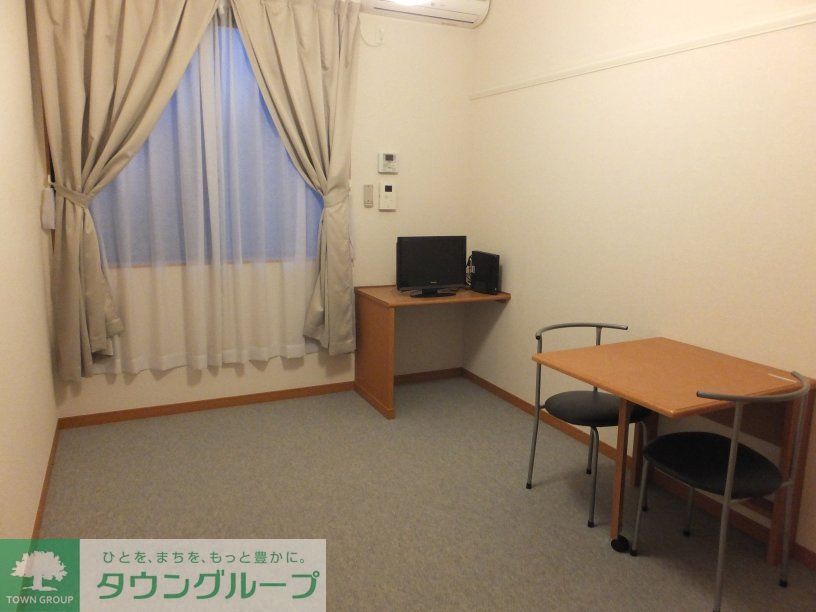 居室・リビング　テーブルは折り畳み式です