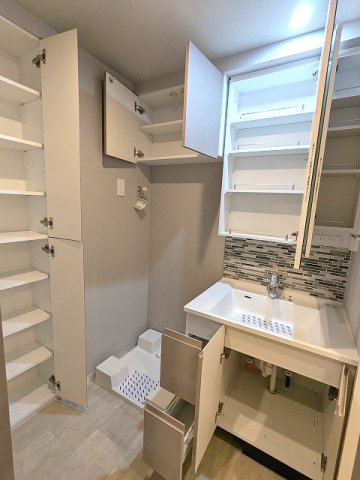 洗面設備　トイレと独立した洗面室に洗濯機置場、2面鏡・ハンドシャワー付