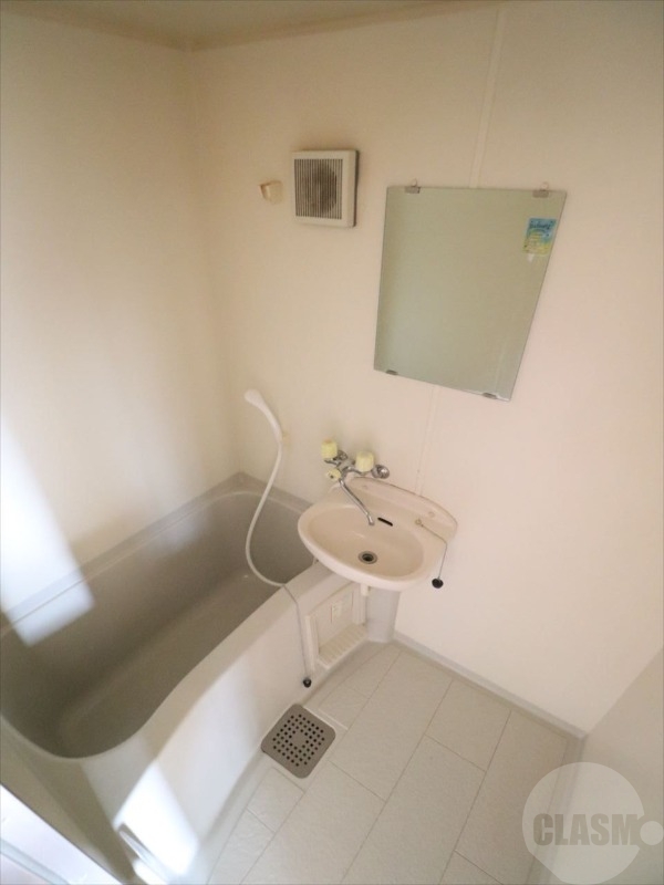 バス・シャワールーム　清潔感のあるバスルーム