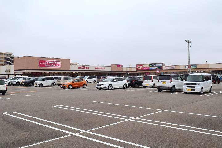 スーパー　マックスバリュ野々市店（スーパー）まで492m