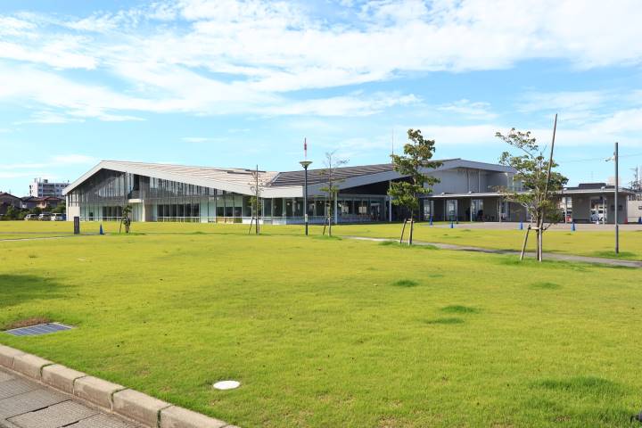 図書館　野々市市立図書館（図書館）まで710m