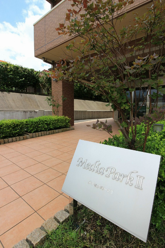 エントランス　お洒落なエントランスです。雰囲気が良いですね♪