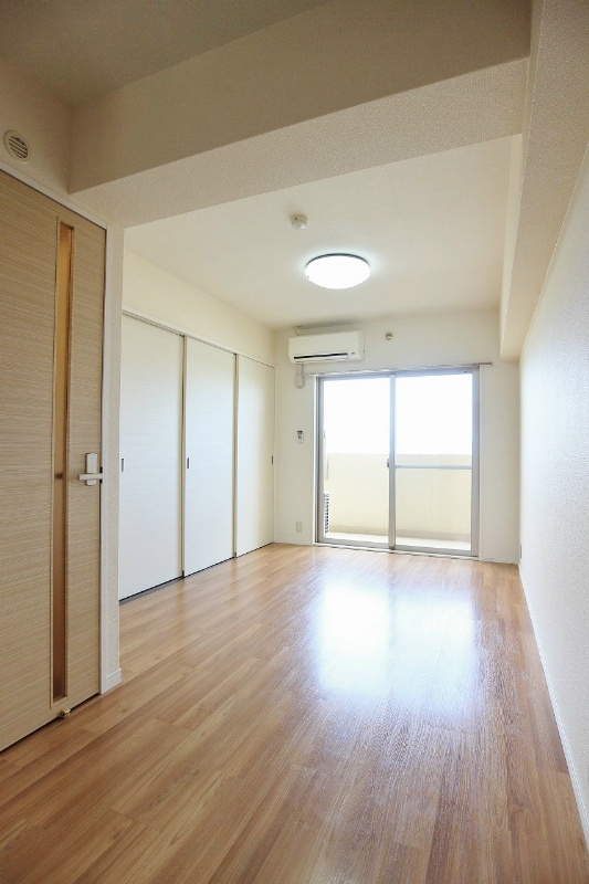 居室・リビング　縦に広く、家具の配置にもメリハリが付きます。