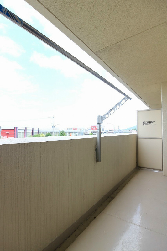 バルコニー　奥行きの広いタイプです。屋根付き。