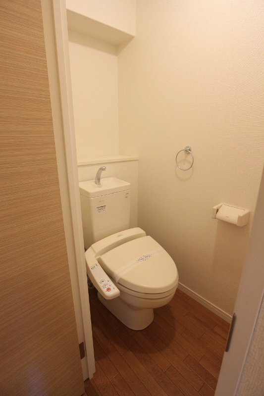 トイレ　温水洗浄便座付き。