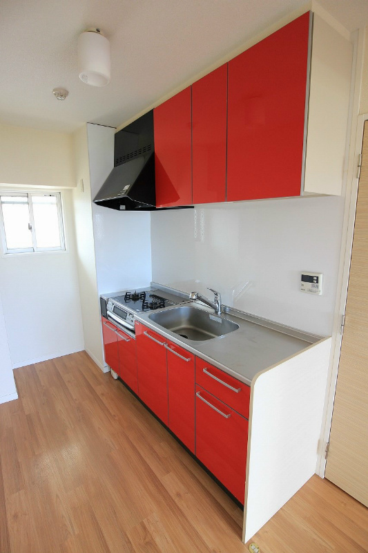 キッチン　サービス設置のコンロ＋グリル付き。シンクも大き目で使い易い。