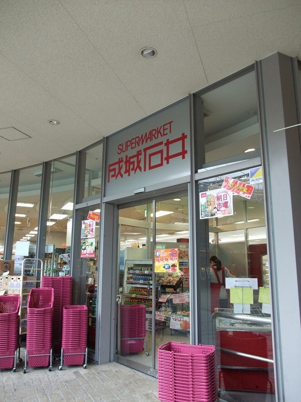 スーパー　成城石井東京ドームラクーア店（スーパー）まで417m