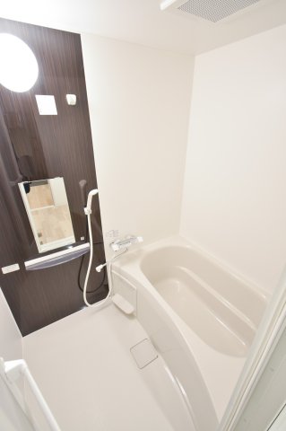 バス・シャワールーム　ちょうどいいサイズのお風呂です。お掃除も楽にできますよ。