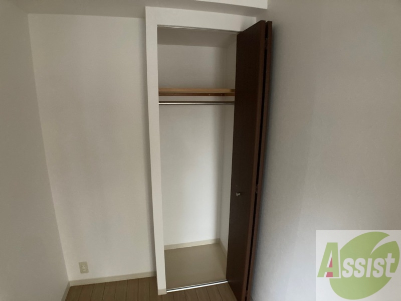 収納　こちらの収納にはハンガーをかけて服もしまえますね。