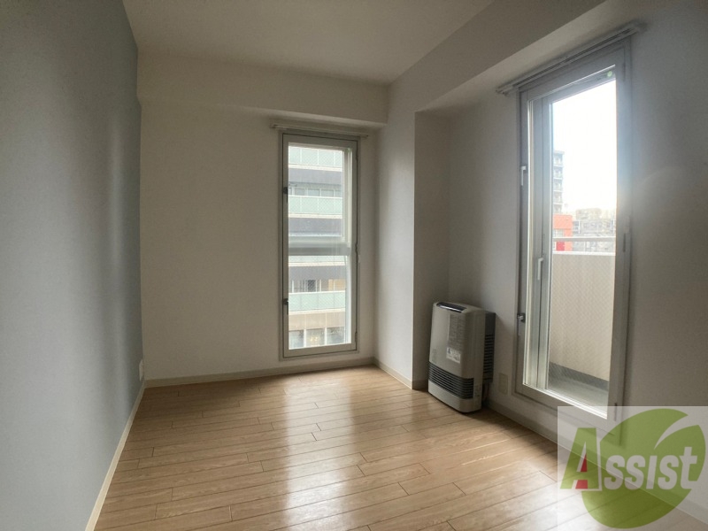 その他部屋・スペース　５帖の洋室です。広々として、きれいですね。