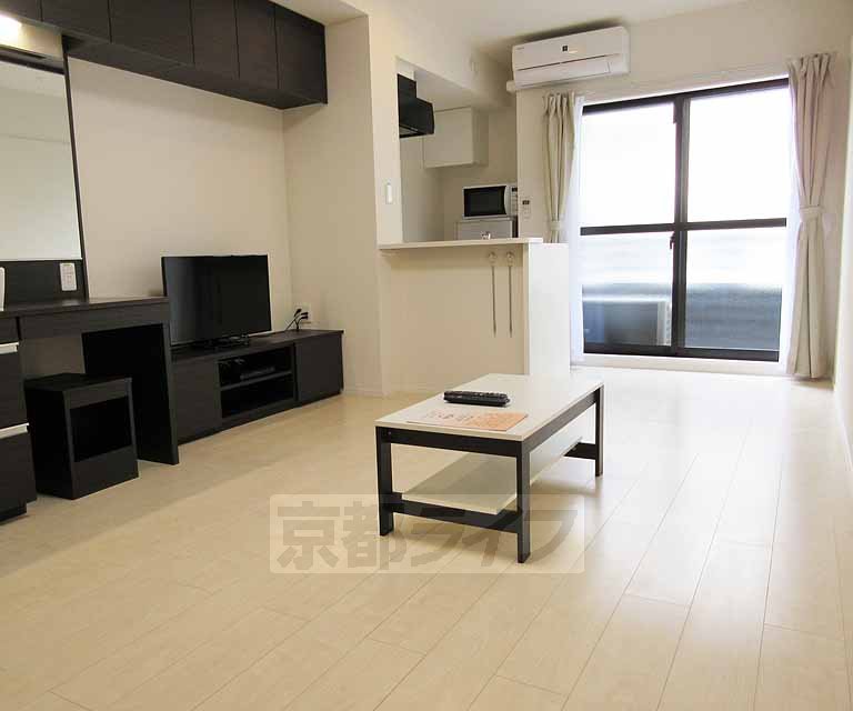 居室・リビング　広々とした白いお部屋です！