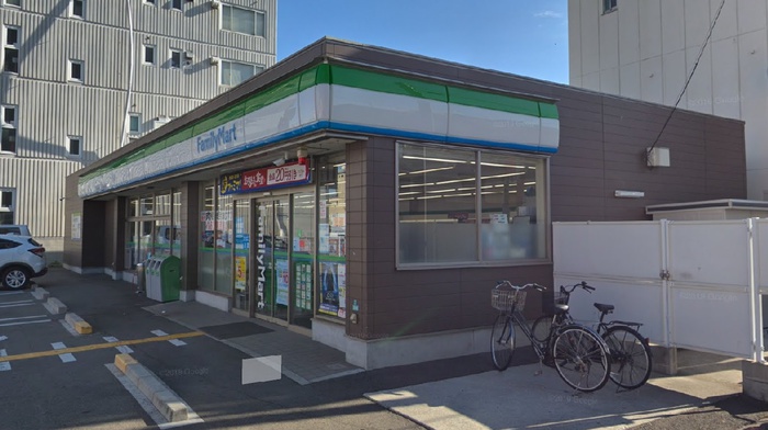 コンビニ　ファミリーマート堺中之町東店（コンビニ）まで210m