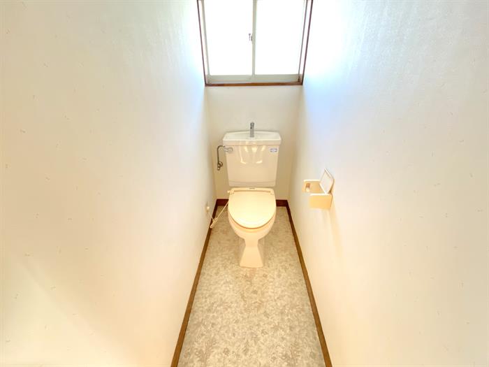 トイレ　トイレも窓付き