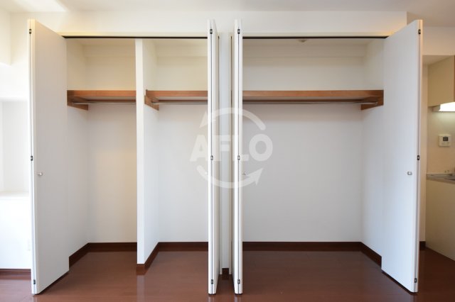 収納　コンフォートレジデンス御堂筋本町　壁一面クローゼット