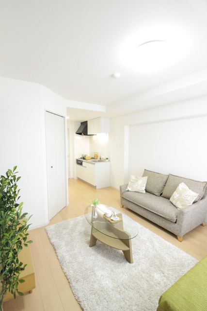 居室・リビング　※モデルルーム参考写真。実際のお部屋に家具、小物は付いており