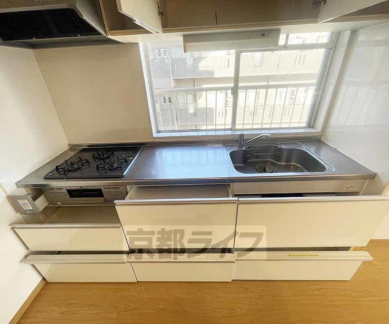 キッチン　大型のシステムキッチンです。