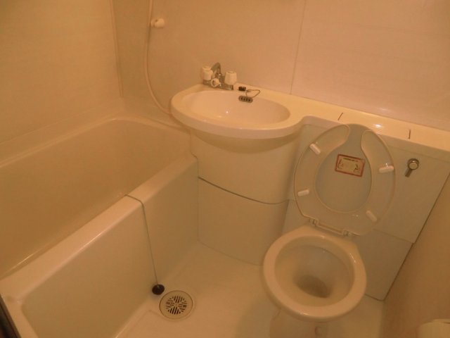 バス・シャワールーム　コンパクトで使いやすいお風呂です
