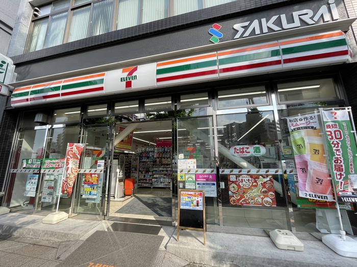 コンビニ　セブンイレブン（コンビニ）まで157m