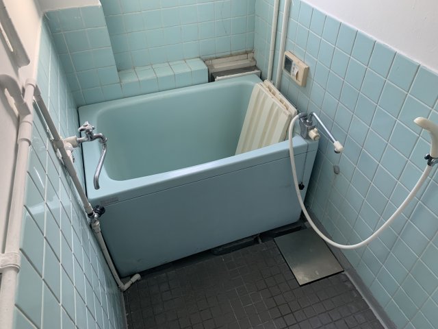 バス・シャワールーム　浴室に窓があり換気も楽々♪