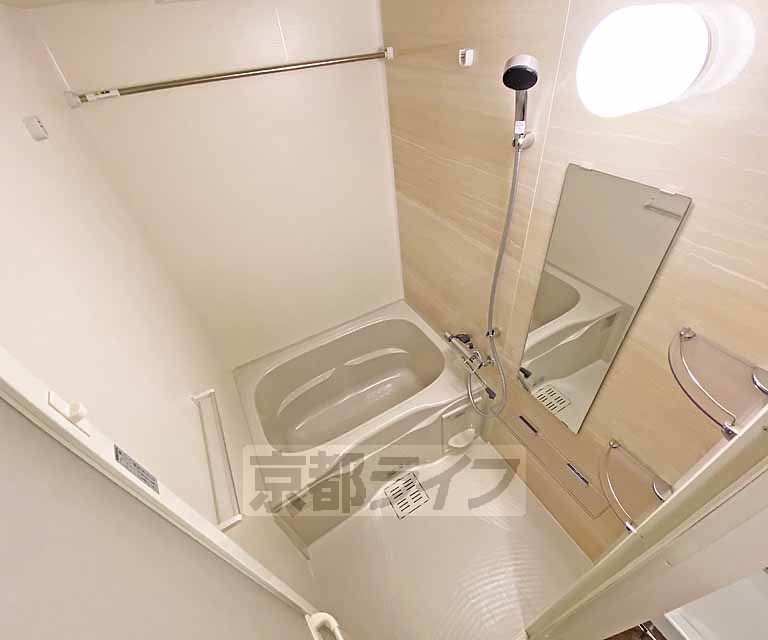 バス・シャワールーム　鏡のある便利なお風呂