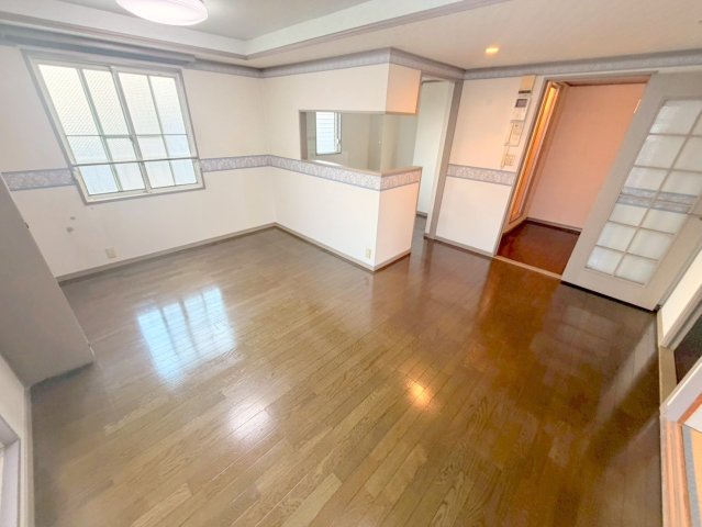 居室・リビング　窓が大きいので圧迫感がありません。日光浴が日課になりそう。