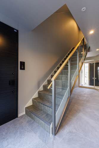 バルコニー　建物内階段