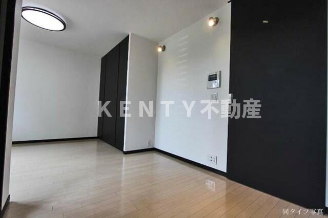 その他部屋・スペース　開放的な寝室です