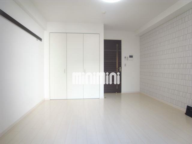 居室・リビング　白を基調としており明るい室内です。