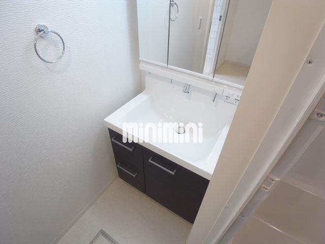 洗面設備　広くて綺麗で収納たくさんあります。