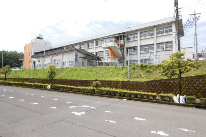 小学校　曽於市立末吉小学校（小学校）まで141m