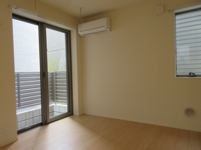 居室・リビング　角部屋２面採光の洋室７．１帖