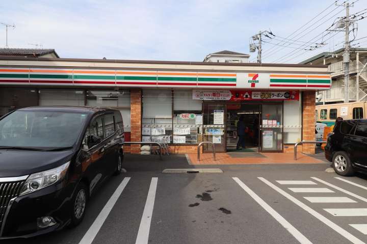 コンビニ　セブンイレブン（コンビニ）まで277m