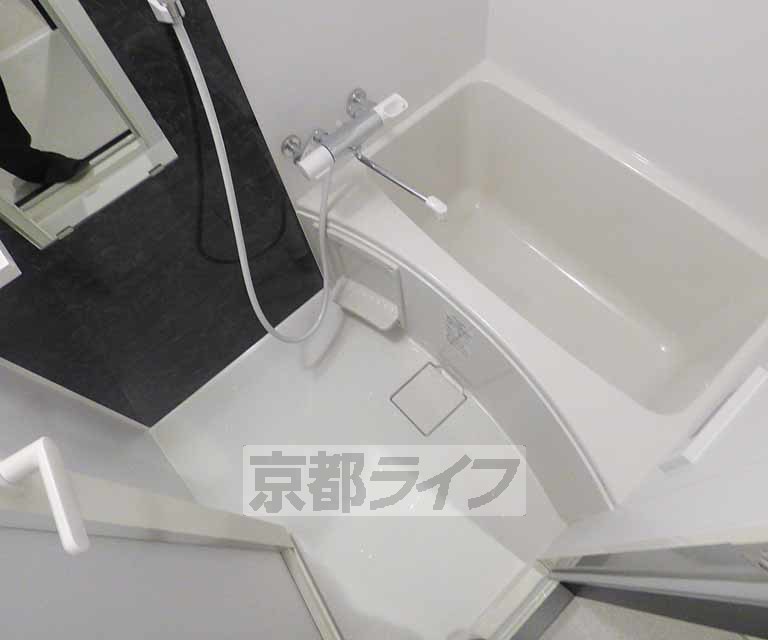 バス・シャワールーム　清潔感のあるバスルーム。