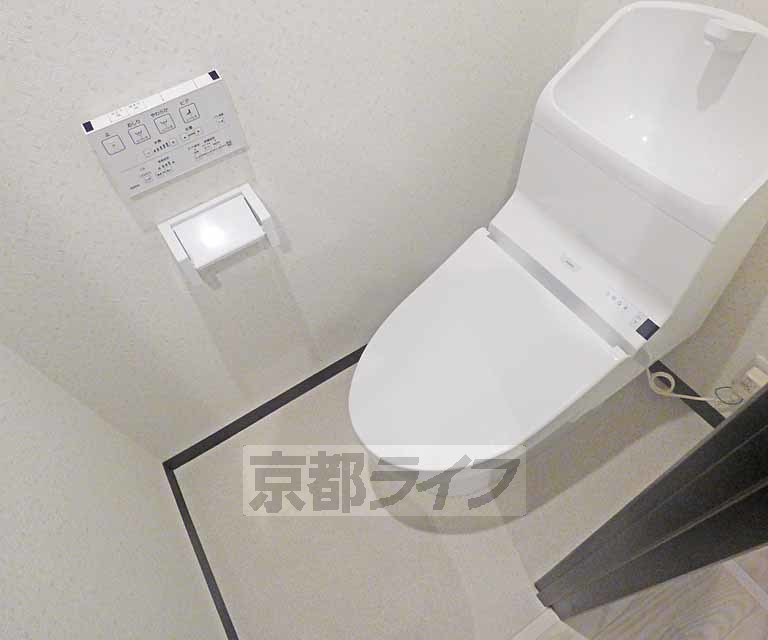 トイレ　ウォシュレット付き。