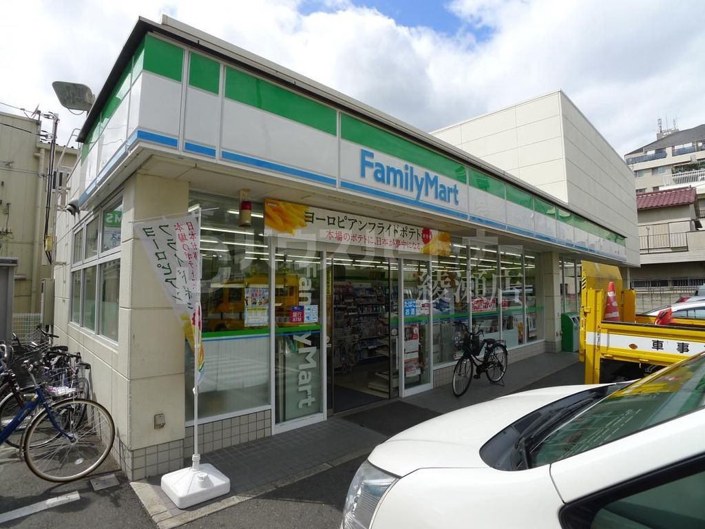 コンビニ　ファミリーマート加平一丁目店（コンビニ）まで240m