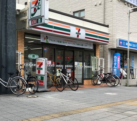 コンビニ　セブンイレブン（コンビニ）まで221m