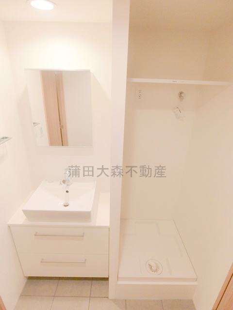 洗面設備　洗面脱衣所　独立洗面台　棚付きの洗濯機置き場