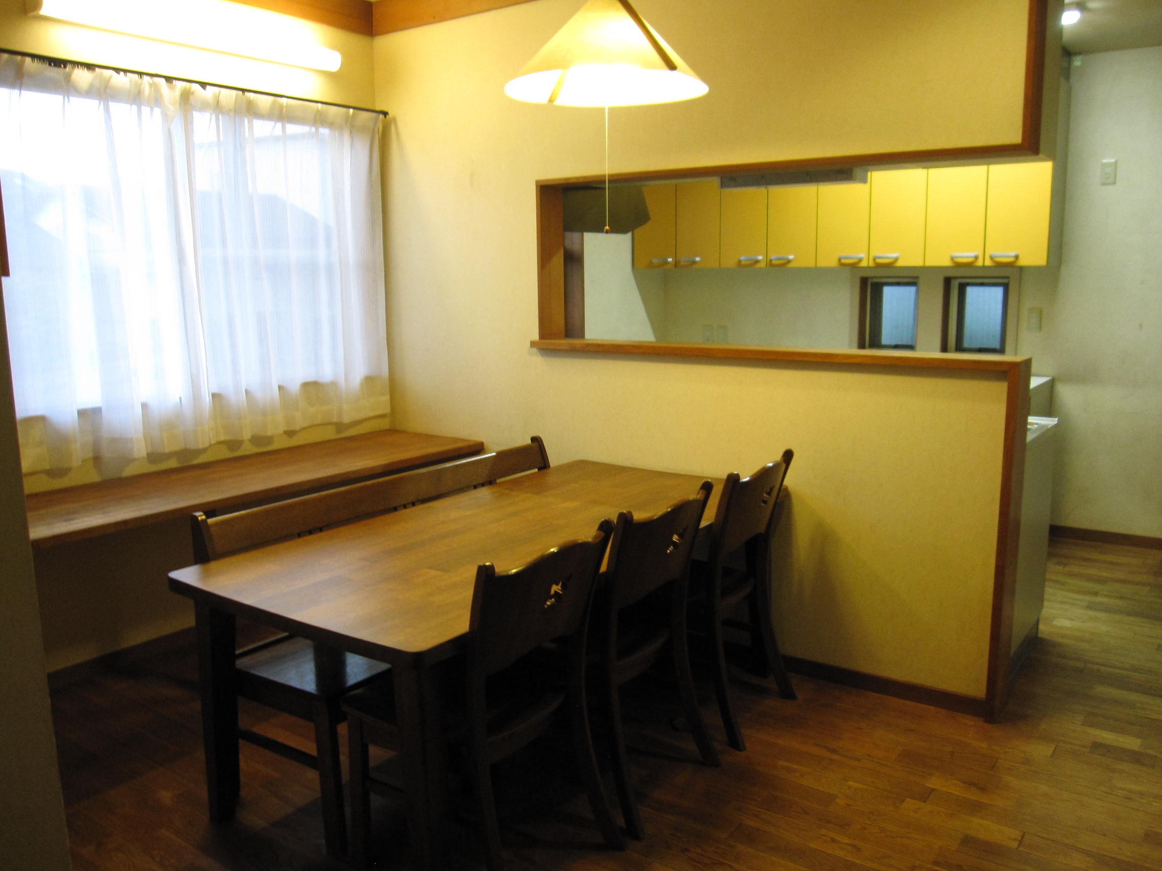 居室・リビング　テーブルと椅子が有ります。